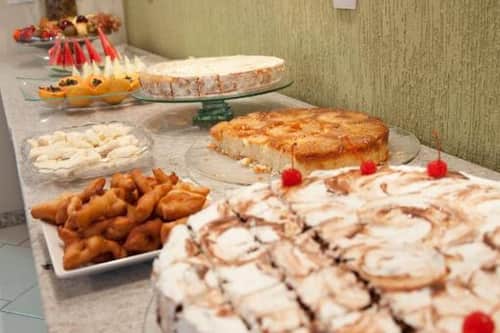 Café da manhã com buffet grátis todos os dias