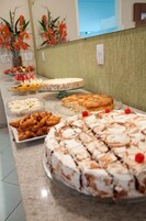 Buffet com diversos doces e pâtisseries.