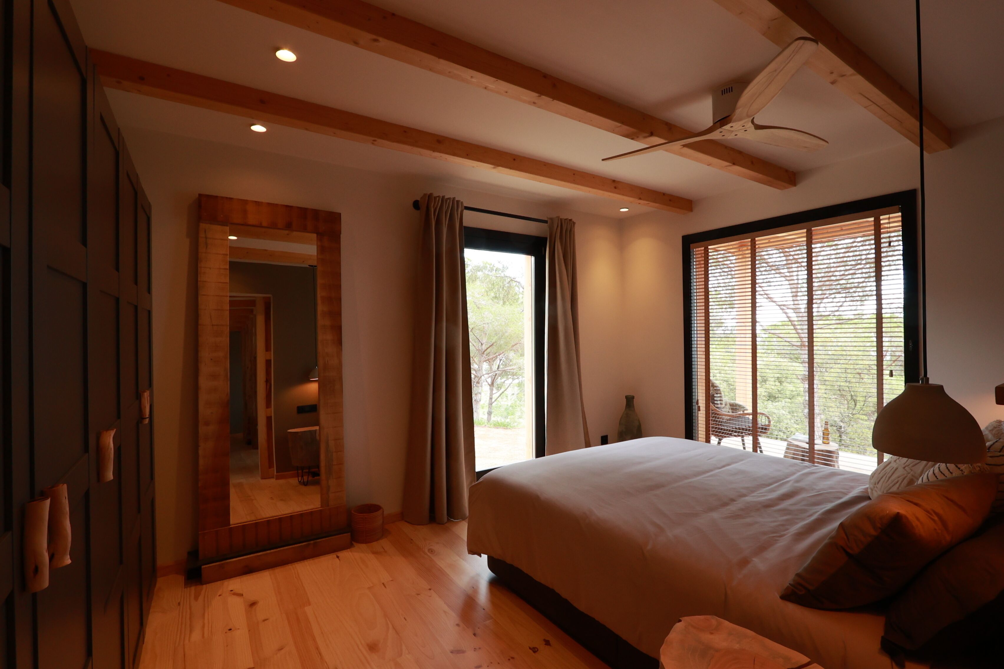 2 soveværelser, pengeskab på værelset, skrivebord, strygejern/strygebræt