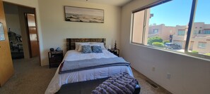 3 bedrooms, iron/ironing board, travel cot, free WiFi - New listed home near Balloon Fiesta Park!! Sleeps 10! (Albuquerque)