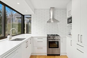 Geladeira, micro-ondas, lava-louças, cafeteira/chaleira