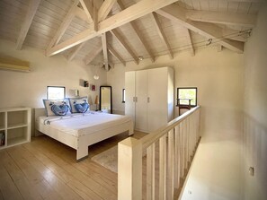 4 bedrooms, desk, iron/ironing board, travel crib