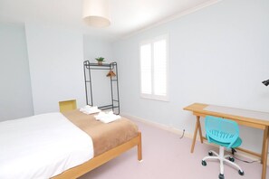 3 habitaciones, escritorio y tabla de planchar con plancha 