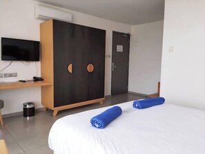1 quarto, cofres nos quartos, ferros/tábuas de passar roupa
