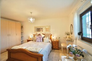 3 bedrooms, in-room safe, iron/ironing board, travel cot