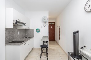 Fridge, microwave, coffee/tea maker, toaster - Comfy Renovated Studio 2 min walk to Beach (Las Palmas de Gran Canaria)