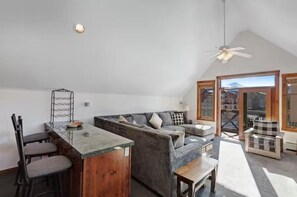 Appartement (3 Bedroom Condo on Main Street in Bre) | Exterieur