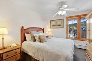 Appart'hôtel (3 Bedroom Condo on Main Street in Bre) | Extérieur