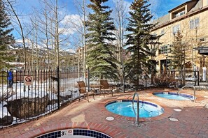 Appart'hôtel (3 Bedroom Condo on Main Street in Bre) | Extérieur