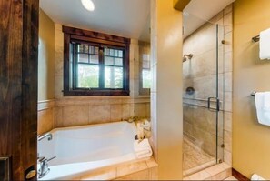 Apartment (2 Bedroom Luxury Condo on Main Street) | Außenbereich