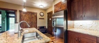2 Bedroom Luxury Condo on Main Street at Maggie Pond - Walk to Lift!
