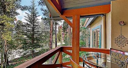4 O Clock Ski Run Spacious 2 Bedroom Rental - Half Block from Snowflake Lift!