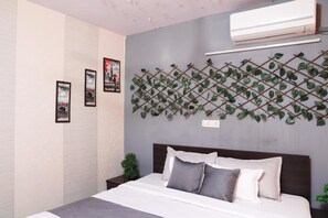 Desk, soundproofing, free WiFi, bed sheets - Roomshala 081 Manya Residency (New Delhi)