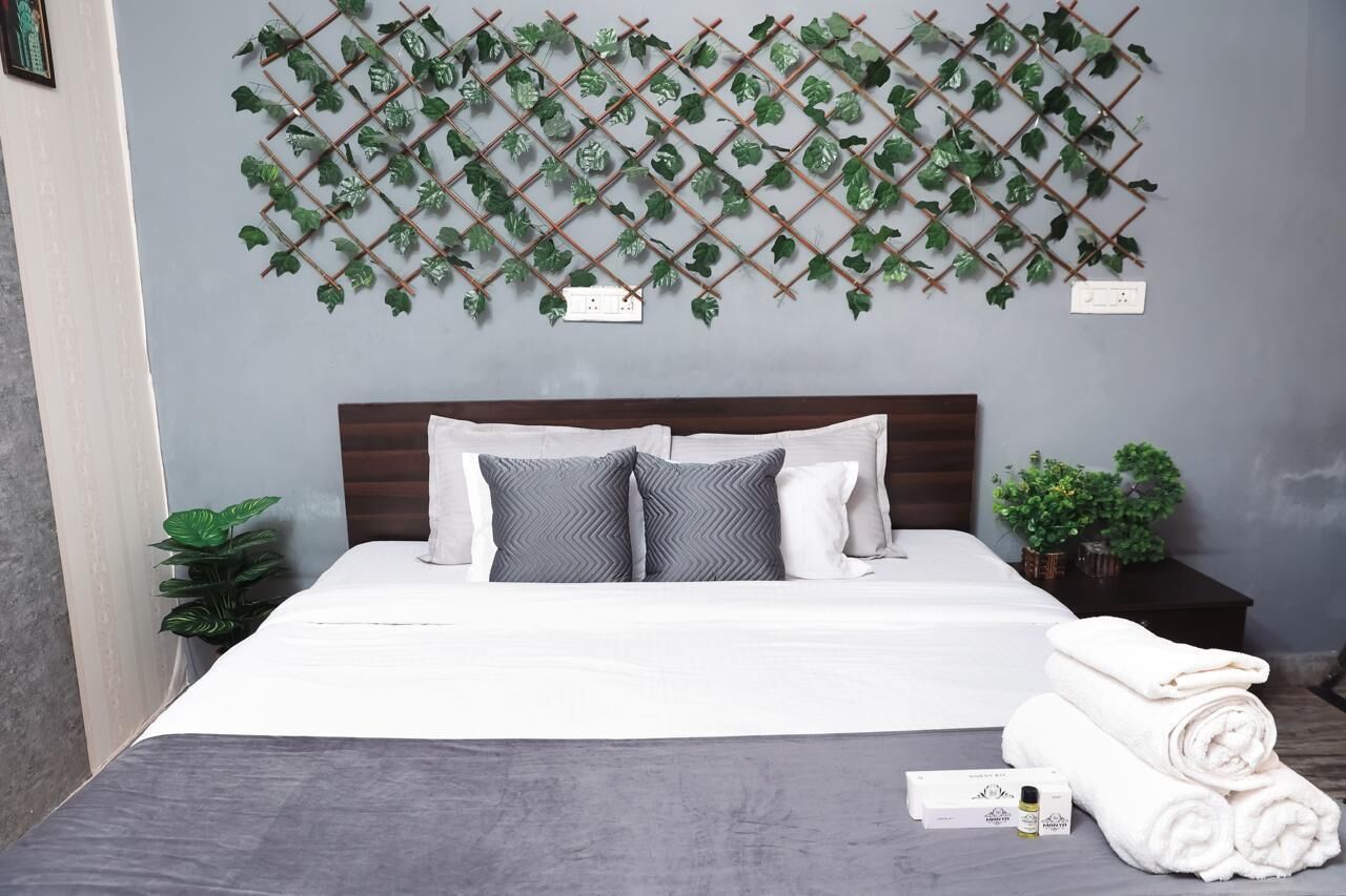 Desk, soundproofing, free WiFi, bed sheets