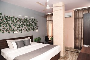 Deluxe Double Room | Desk, soundproofing, free WiFi, bed sheets - Roomshala 081 Manya Residency (New Delhi)