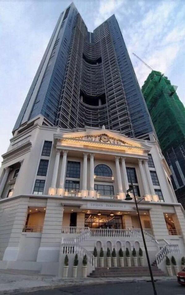 Exterior - Lifestyle condo in Uptown BGC (Taguig)