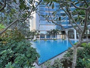 Pool - Lifestyle condo in Uptown BGC (Taguig)