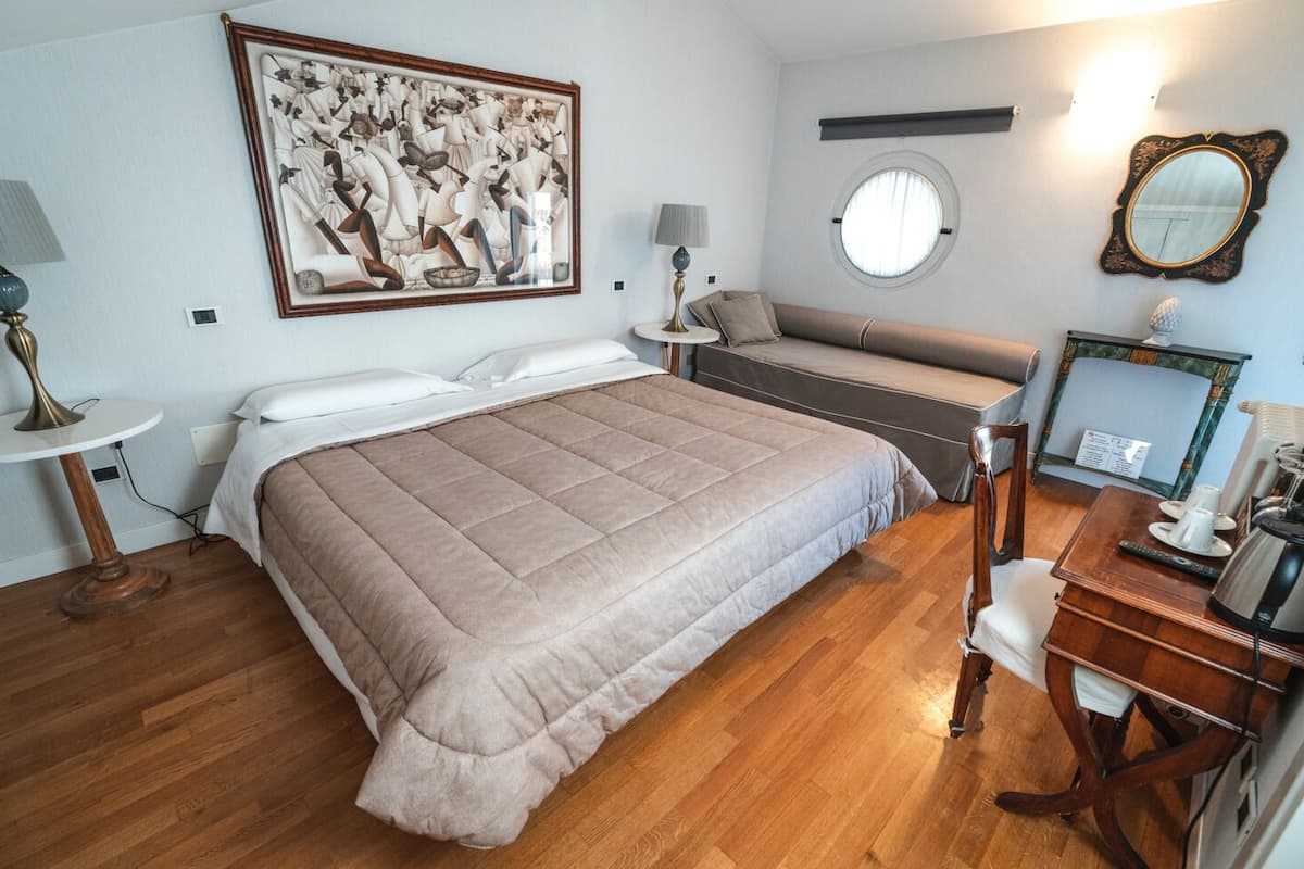Deluxe Suite | 1 bedroom, minibar, in-room safe, desk