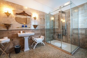 Studio suite | Badkamer | Een douche, gratis toiletartikelen, een haardroger, een bidet
