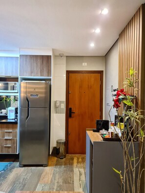 Family Apartment | Private kitchen | Fridge, microwave, toaster, blender - Apê Encantador Perto do Centro Turístico Capivari (Campos do Jordão)