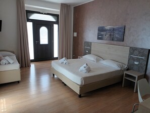 1 bedroom, in-room safe, iron/ironing board, free cribs/infant beds - Kemarin Rooms (Campomarino)