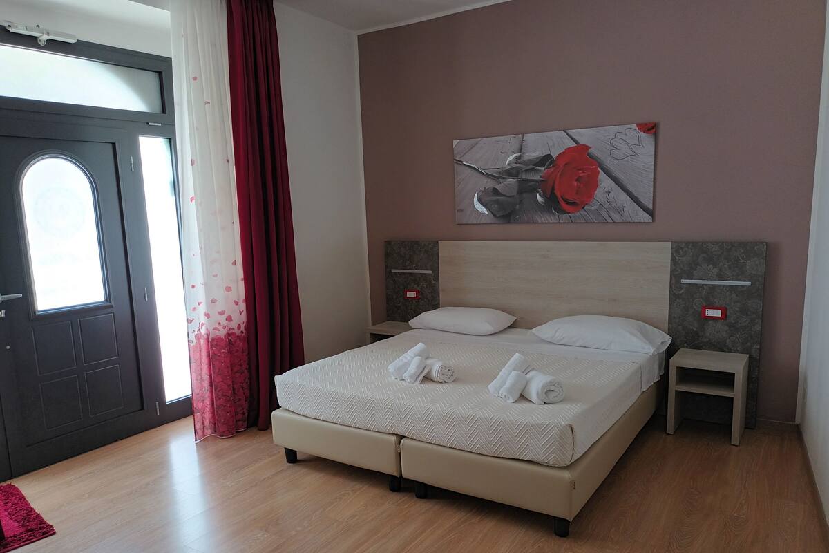 Standard Room | 1 bedroom, in-room safe, iron/ironing board, free cribs/infant beds