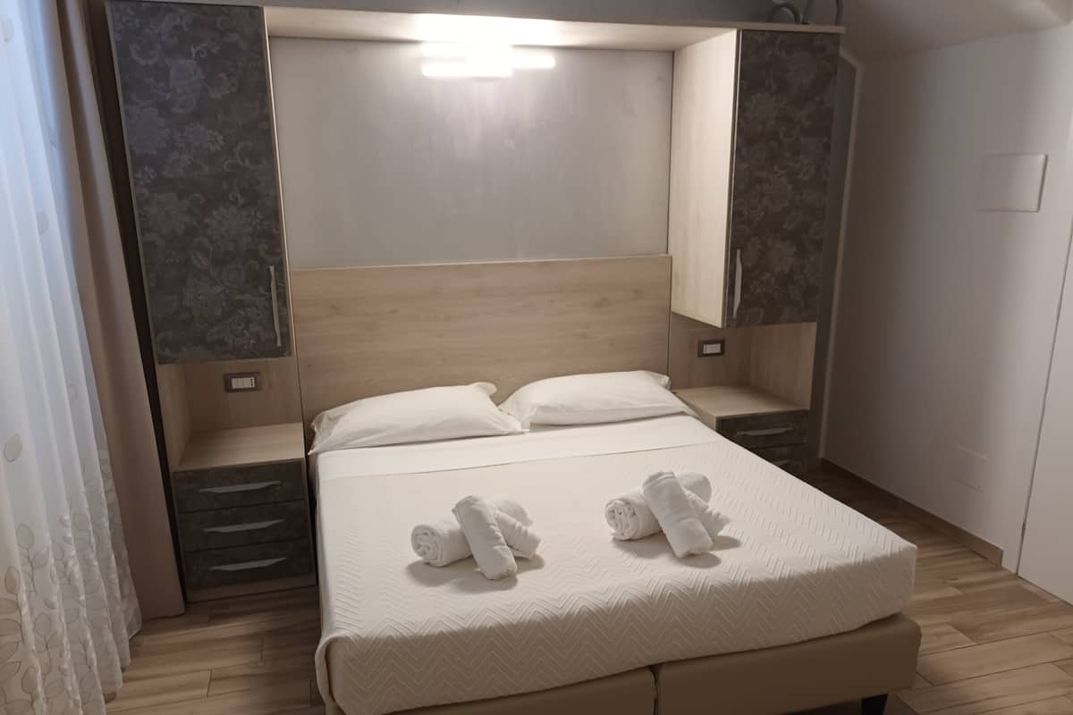 Quarto básico | 1 quarto, cofres nos quartos, ferros/tábuas de passar roupa