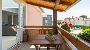 Outdoor dining - Deluxe Apartment Leonardo with Balcony and Private Parking,  near the Beach (Funtana)