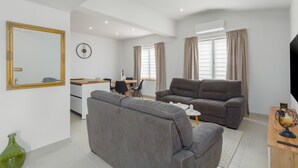 TV - Deluxe Apartment Leonardo with Balcony and Private Parking,  near the Beach (Funtana)
