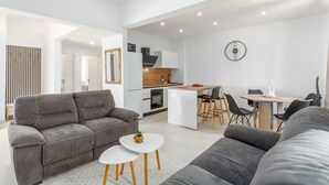 TV - Deluxe Apartment Leonardo with Balcony and Private Parking,  near the Beach (Funtana)