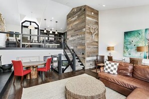 Ein modernes Interieur mit Treppe, Essbereich und Wohnbereich.