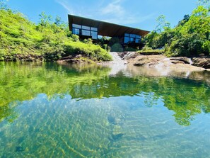 Una piscina al aire libre
