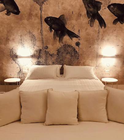 Deluxe Room | 1 bedroom, in-room safe, blackout drapes, iron/ironing board
