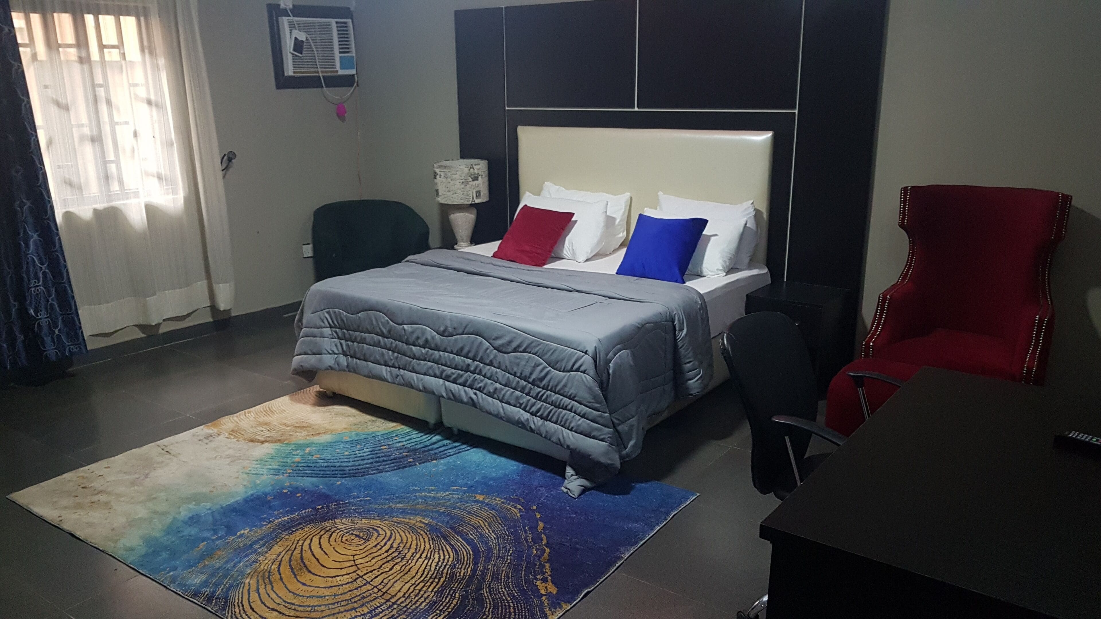 Espacio para trabajar con laptop y tabla de planchar con plancha 