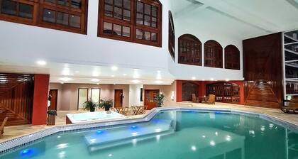 Dúplex Luxo com Piscina Aquecida, Lareira e Wifi