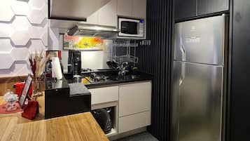 Refrigerador, microondas, licuadora, utensilios de cocina