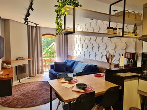 Premium Apartment | Living room | 45-inch LCD TV with cable channels - Dúplex Luxo com Piscina Aquecida, Lareira e Wifi (Campos do Jordão)