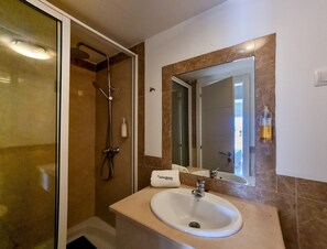 Baignoire, sĂšche-cheveux, serviettes fournies