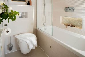 Hair dryer, towels, soap, toilet paper - The Upper School House (Ashburton)