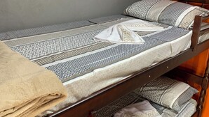 Habitación básica con 2 camas individuales