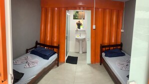 Habitación básica con 2 camas individuales