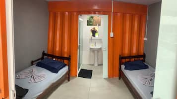 Kahden hengen perushuone (kaksi sänkyä)