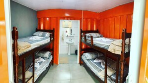 Habitación básica con 2 camas individuales
