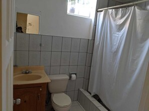 Doccia, asciugamani, sapone, carta igienica