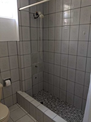 Dusj, håndklær, såpe og toalettpapir