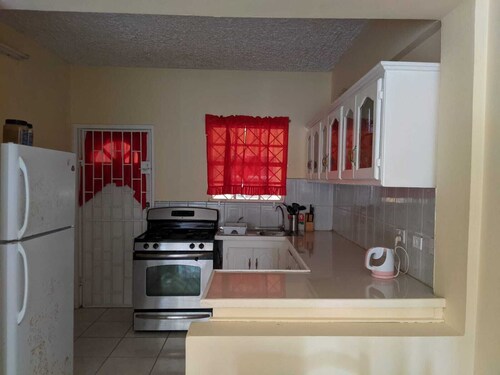 5 minutes walk to the capitol, Kingstown. Gym is one minute walk away. 