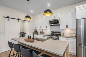 Réfrigérateur, four à micro-ondes, un four, surface de cuisson