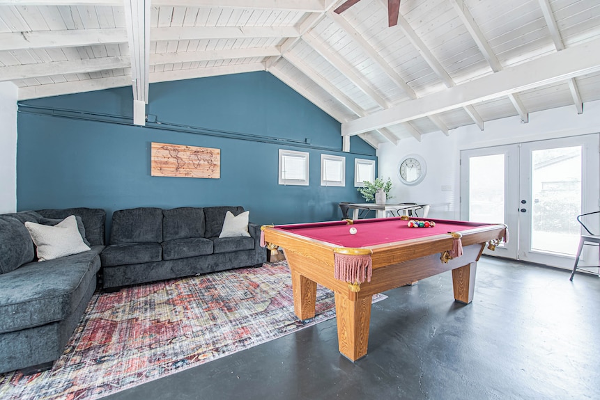 The Rustic Retreat! With A Game Room & Hot Tub! - Bryan, TX