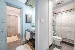 Douche, sèche-cheveux, serviettes fournies, savon
