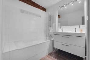 Kostenlose Toilettenartikel, Haartrockner, Handtücher